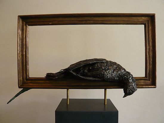 Heavenly-hemels is een bronzen beeld van dode fazant in een bronzen lijst.| bronzen beelden en tuinbeelden van Jeanette Jansen |